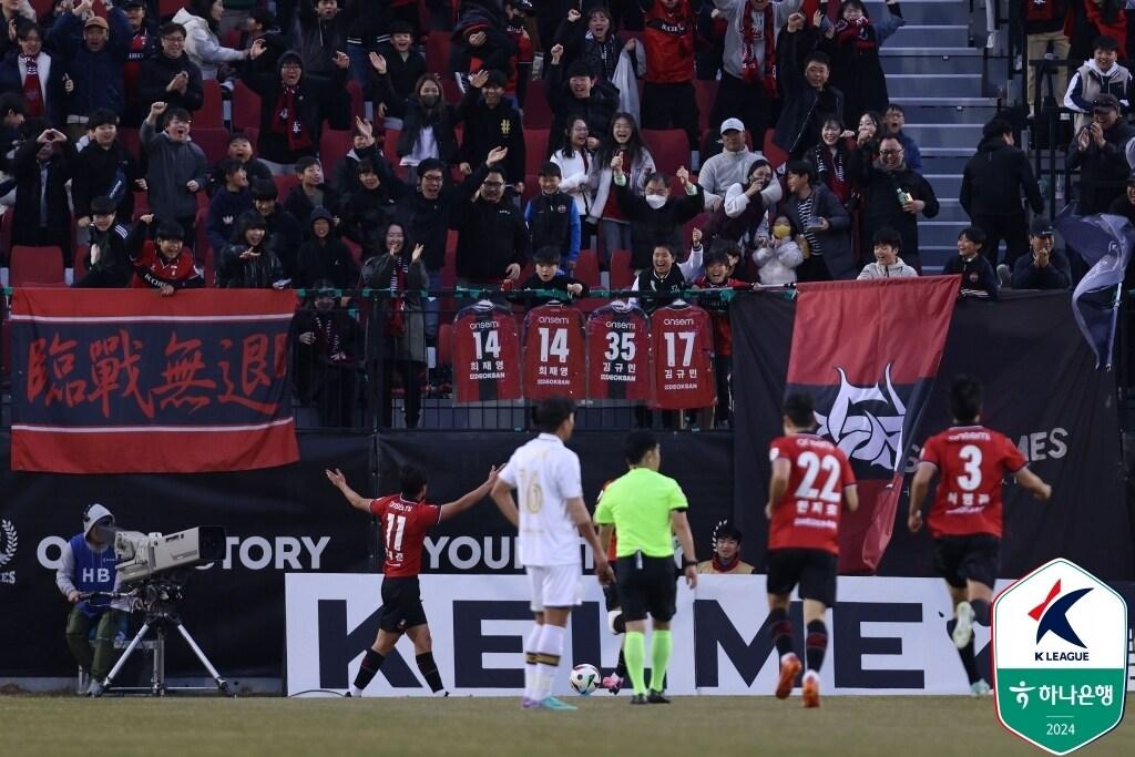 서울이랜드FC를 꺾고 첫승을 신고한 부천FC.&#40;한국프로축구연맹 제공&#41;