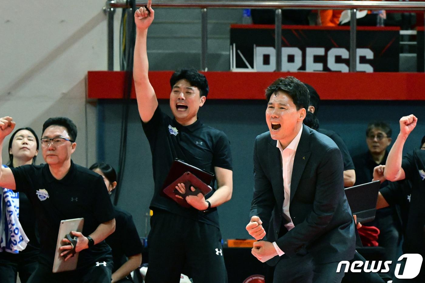 정규리그 1위를 확정할 당시의 현대건설 강성형&#40;오른쪽&#41; 감독. &#40;한국배구연맹 제공&#41;