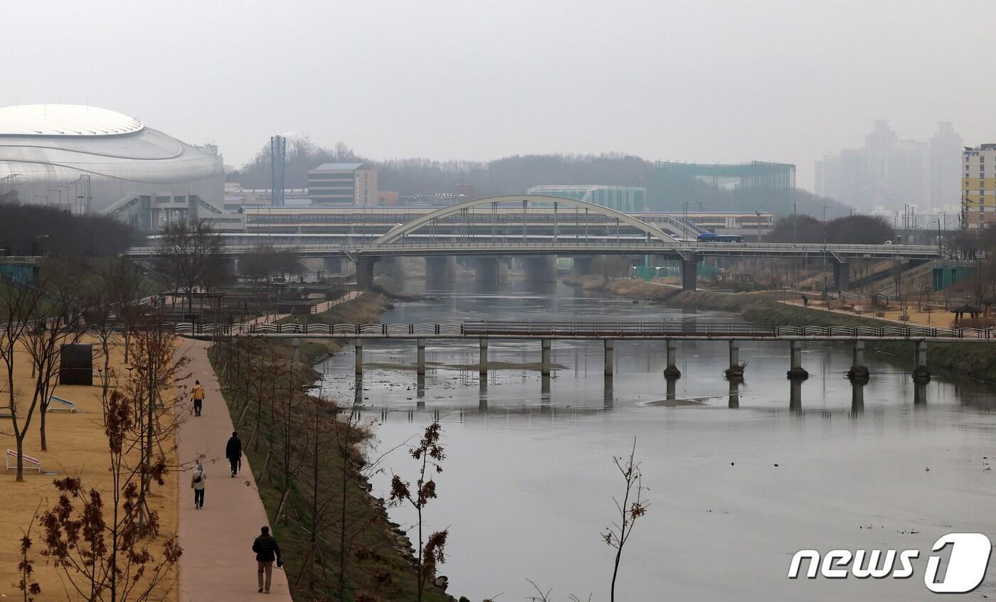 수도권 지역에 미세먼지 농도가 &#39;나쁨&#39;을 나타낸 17일 오전 경기 광명시 광명대교에서 바라본 안양천 일대가 뿌옇게 보이고 있다. 20203.17/뉴스1 ⓒ News1 김진환 기자