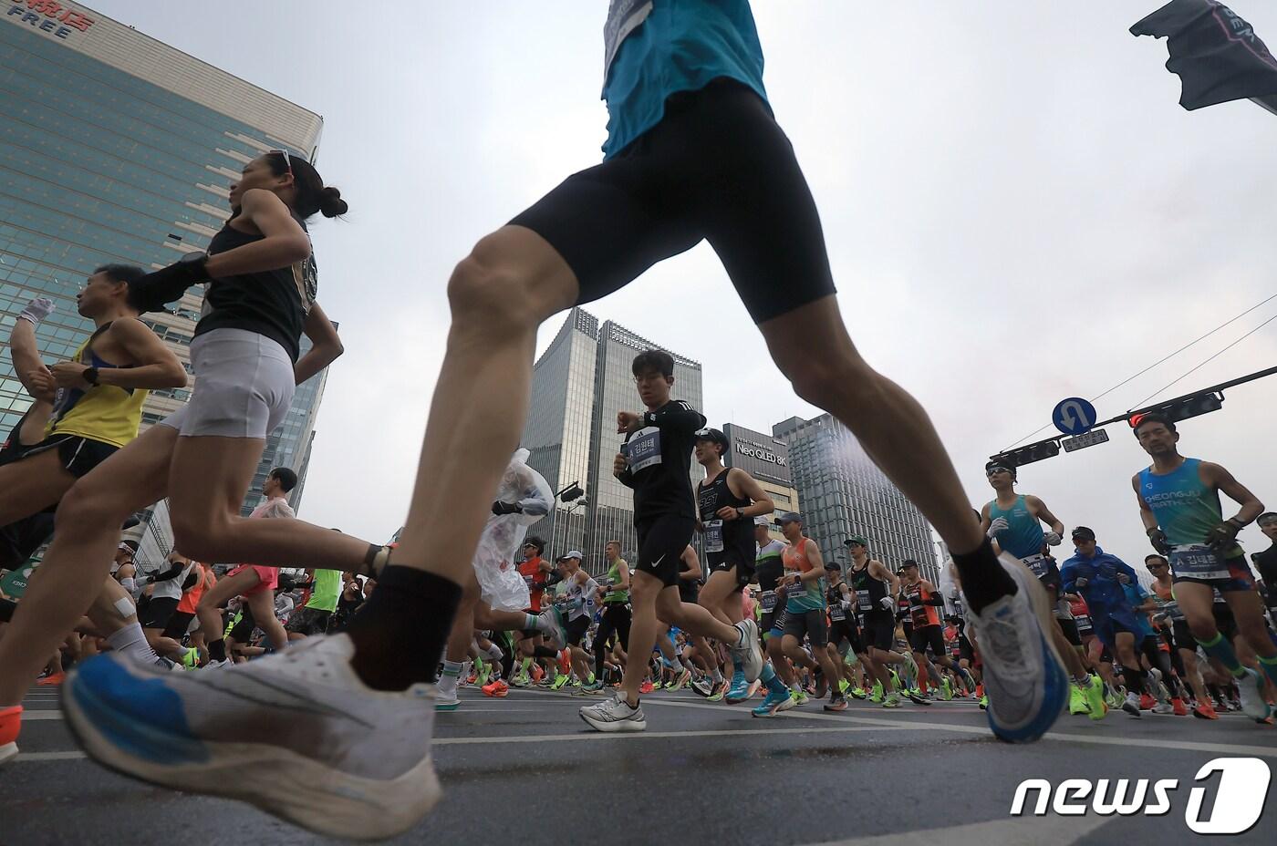 지난 3월 17일 오전 서울 종로구 광화문광장에서 열린 &#39;2024 서울마라톤&#39;에서 참가자들이 힘차게 출발하고 있다. 2024.3.17/뉴스1 ⓒ News1 박정호 기자