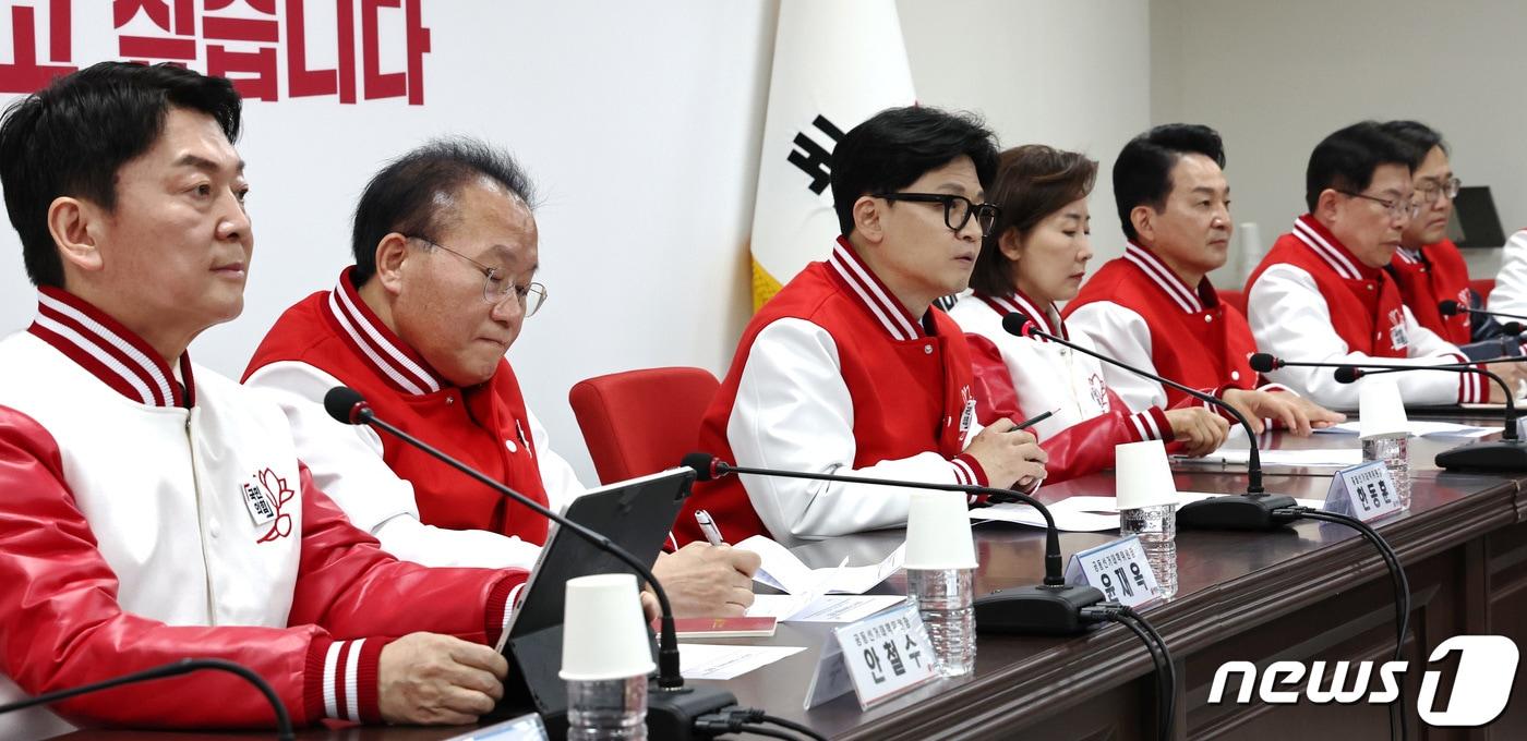 한동훈 국민의힘 비상대책위원장이 17일 오전 서울 여의도 중앙당사에서 열린 중앙선거대책위원회의에서 모두발언을 하고 있다. 2024.3.17/뉴스1 ⓒ News1 구윤성 기자