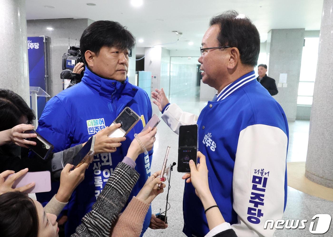 김부겸 더불어민주당 상임공동선대위원장이 17일 오전 서울 여의도 국회 의원회관 로비에서 &#39;노무현 비하&#39; 논란에 휩싸인 양문석 경기 안산갑 예비후보에게 결단을 촉구하고 있다. 김 위원장은 &#34;지금 수습할 수 있는건 당신 밖에 없다＂고 양 예비후보에게 말했다. &#40;공동취재&#41;/뉴스1 ⓒ News1 송원영 기자