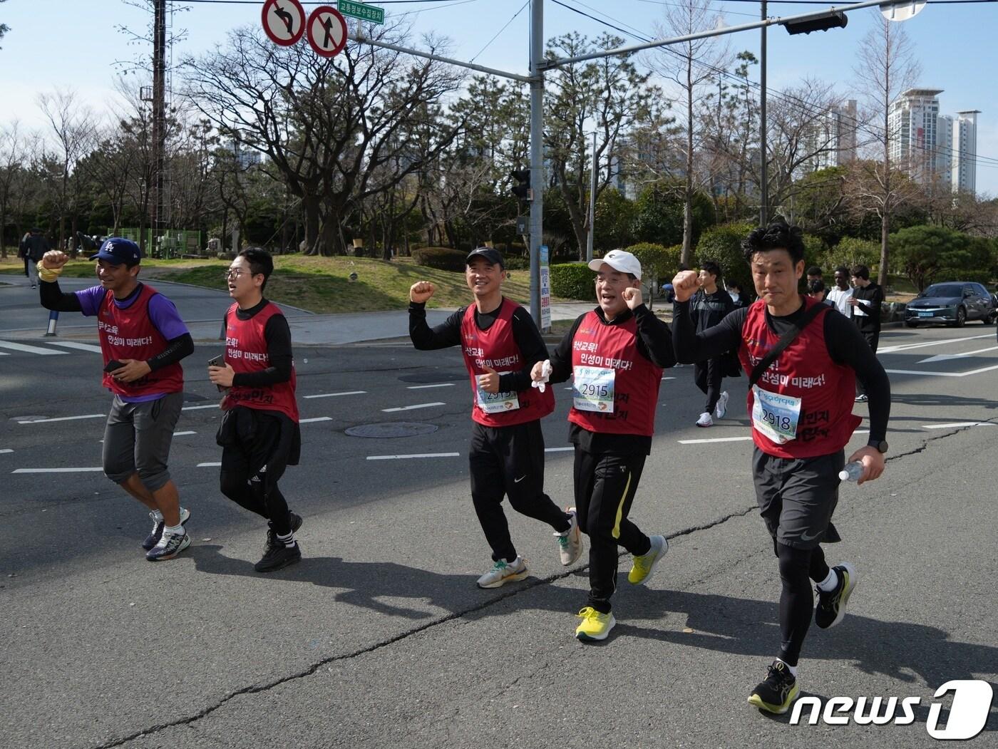  17일 오전 하윤수 부산시교육감과 교육청 직원들이 KNN 환경 마라톤에 참가하고 있는 모습&#40;부산시교육청 제공&#41;