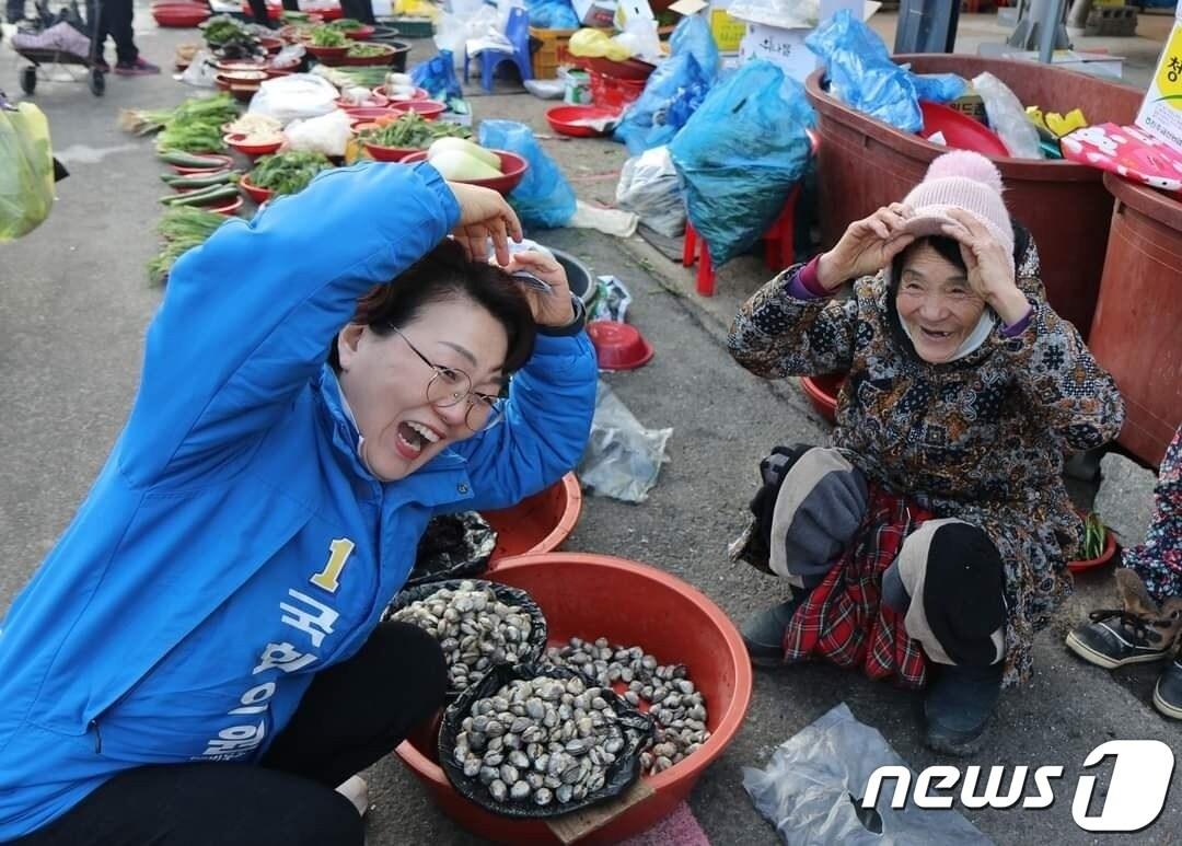 권향엽 민주당 순천·광양·곡성·구례을 후보가 최근 전통시장을 찾아 지지를 호소하고 있다. &#40;권향엽 페이스북 갈무리&#41;. 뉴스1