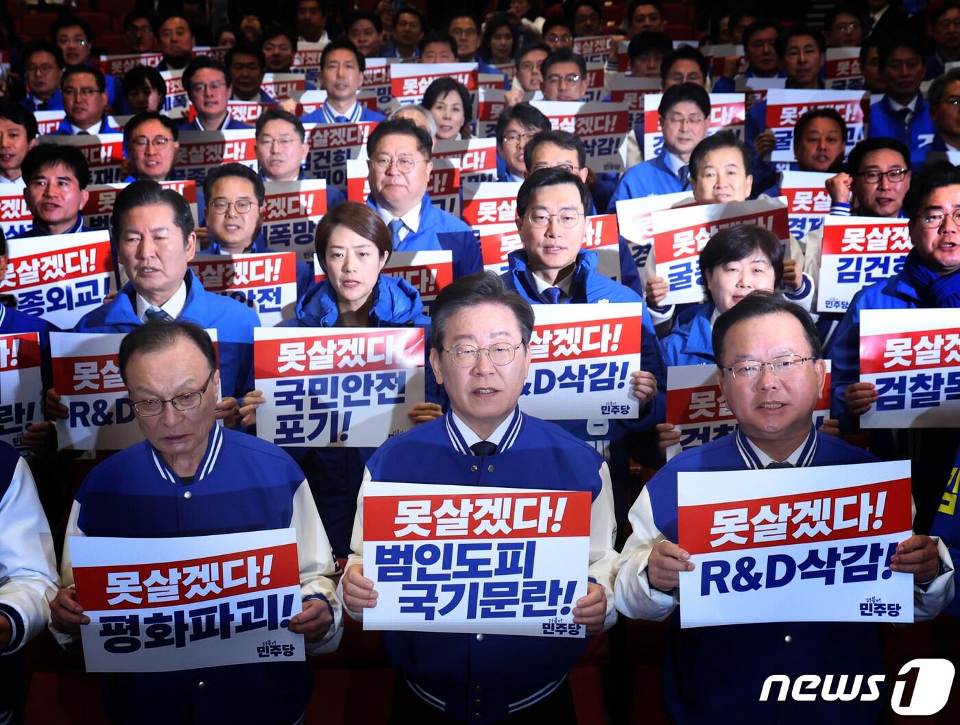 이재명 더불어민주당 대표가 17일 서울 여의도 국회 의원회관에서 열린 제22대 총선 후보자 대회에서 이해찬, 김부겸 상임공동선거대책위원장과 함께 구호를 외치고 있다. 2024.3.17/뉴스1 ⓒ News1 송원영 기자