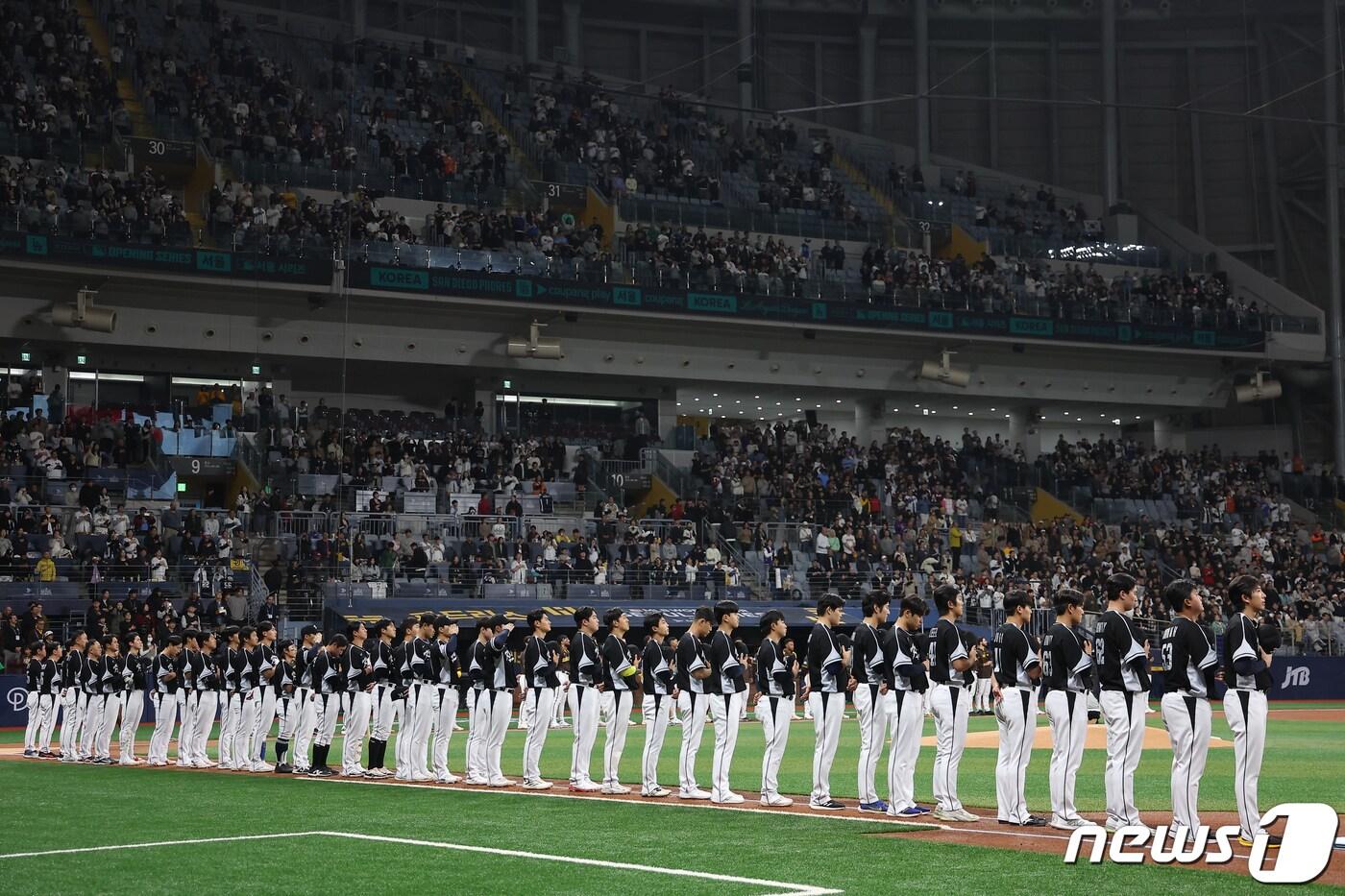 17일 서울 고척스카이돔에서 열린 팀코리아와 샌디에이고&#40;SD&#41; 파드리스의 미국프로야구&#40;MLB&#41; 서울시리즈 연습경기에 앞서 팀코리아 선수들이 애국가를 제창하고 있다. &#40;공동취재&#41; 2024.3.17/뉴스1 ⓒ News1 김진환 기자