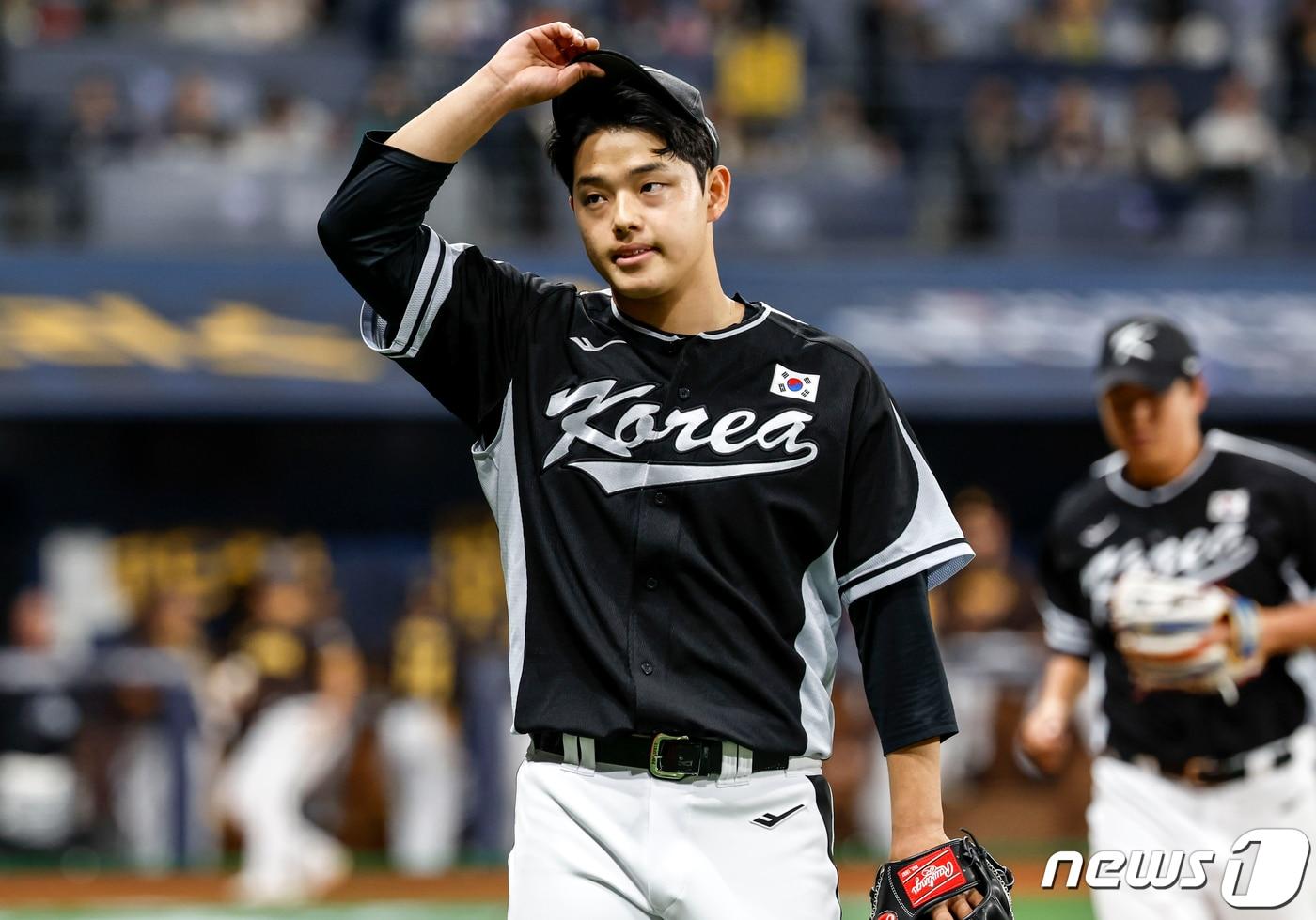 17일 서울 고척스카이돔에서 미국프로야구&#40;MLB&#41; 공식 개막시리즈를 앞두고 열린 팀 코리아 대 샌디에이고 파드리스 연습경기, 1회말 이닝을 마친 팀 코리아 선발 문동주가 덕아웃을 향하고 있다. &#40;공동취재&#41; 2024.3.17/뉴스1 ⓒ News1 김진환 기자