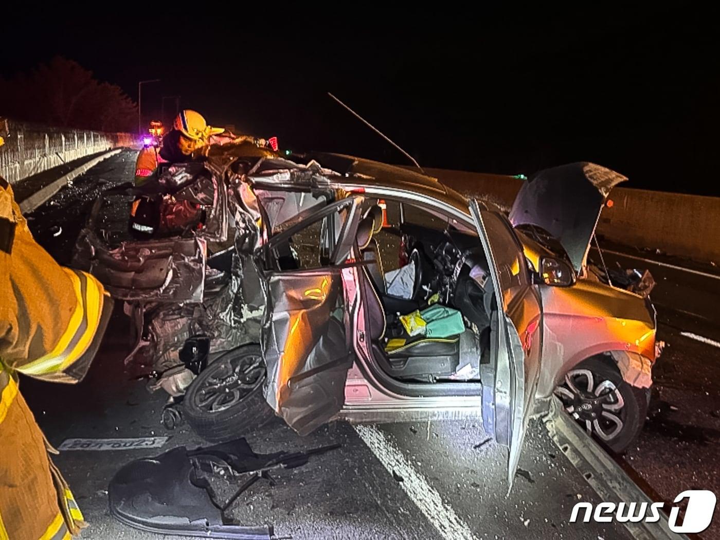 17일 전남 담양군 대덕면 고창담양고속도로 고창방면 40km 지점 1차로에서 4중 추돌 사고가 발생, 소방당국이 현장을 수습하고 있다. 이 사고로 30대 후반의 어머니 A씨와 아들 B군이 현장에서 숨지고 A씨의 차량을 들이받은 SUV 운전자 40대 D씨도 현장에서 숨지는 등 3명이 숨졌다. &#40;전남 담양소방 제공&#41; 2024.3.17/뉴스1 