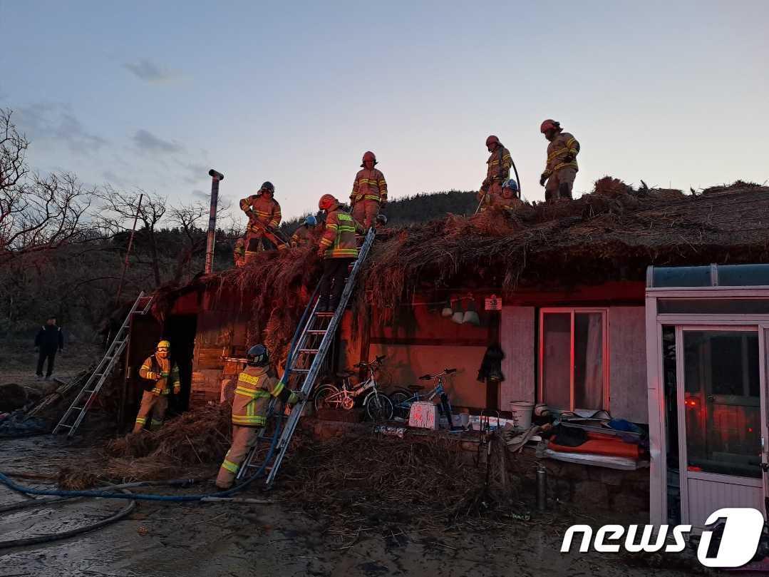 고성 오봉리 목조주택 화재.&#40;강원도소방본부 제공&#41;/뉴스1