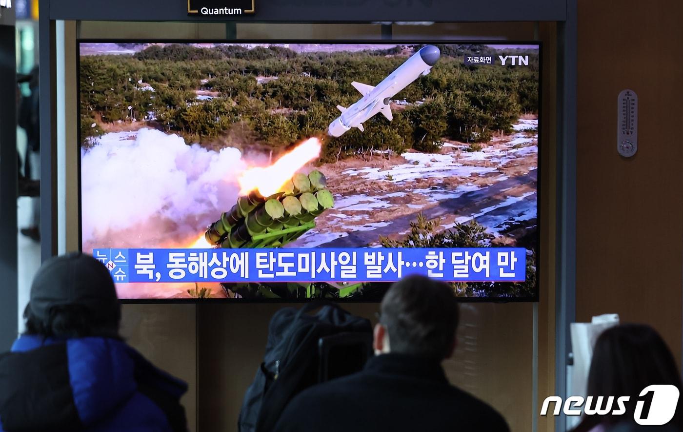 토니 블링컨 미국 국무부 장관이 방한 중인 가운데 18일 오전 서울 중구 서울역 대합실에서 시민들이 북한의 탄도미사일 도발 관련 뉴스를 보고 있다. 2024.3.18/뉴스1 ⓒ News1 김민지 기자