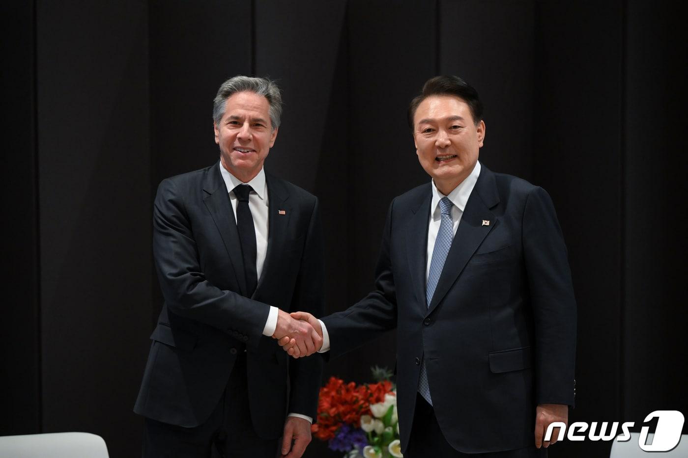 윤석열 대통령이 18일 서울 중구 신라호텔 영빈관에서 토니 블링컨 미국 국무부 장관을 접견하며 기념촬영을 하고 있다. &#40;대통령실 제공&#41; 2024.3.18/뉴스1 ⓒ News1 오대일 기자