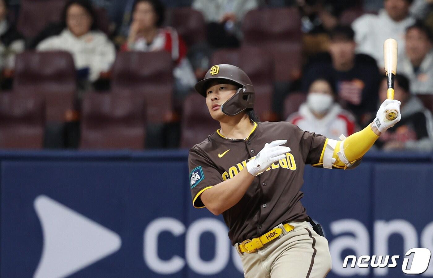 샌디에이고 김하성이 18일 서울 고척스카이돔에서 미국프로야구&#40;MLB&#41; 공식 개막시리즈를 앞두고 열린 LG 트윈스와 샌디에이고 파드리스의 스페셜 경기 6회초 1사 1루 상황에서 투런포를 날리고 있다. &#40;공동취재&#41; 2024.3.18/뉴스1 ⓒ News1 박정호 기자