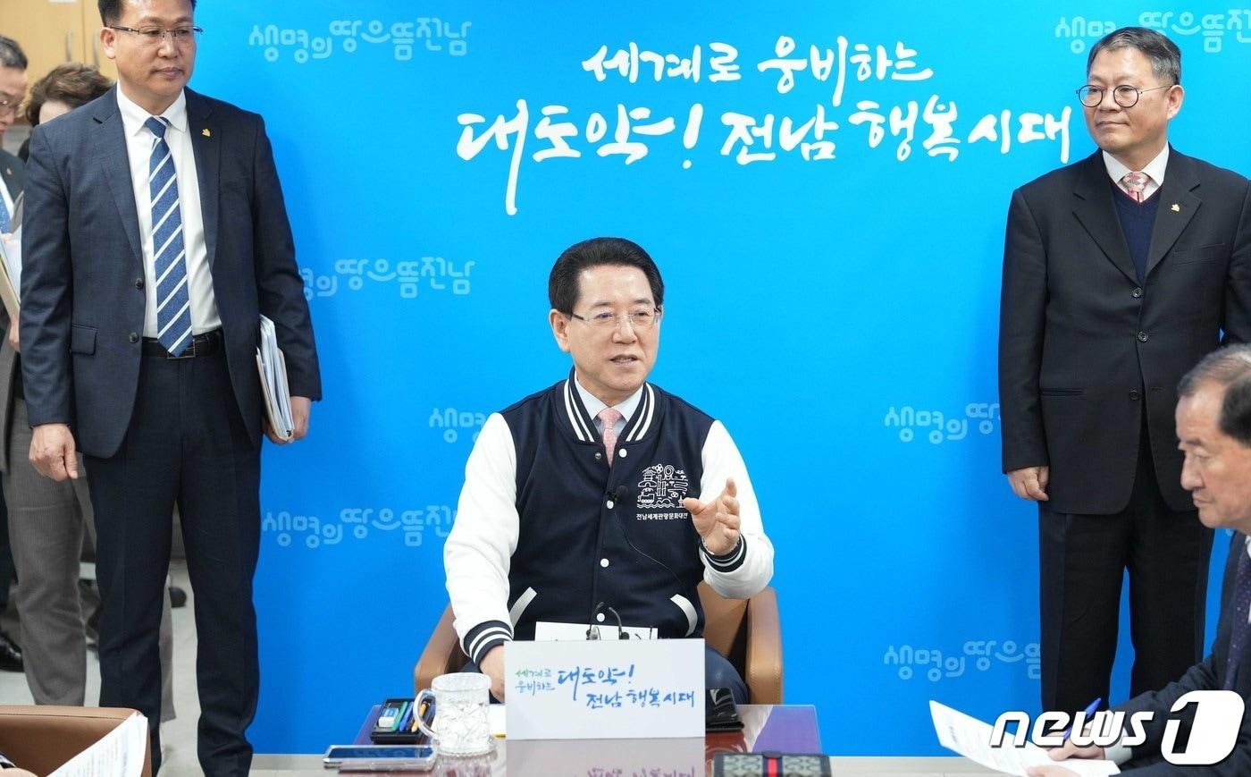 김영록 전라남도지사가 18일 오후 전남도청 기자실에서 지난 14일 개최된 스무 번째 ‘국민과 함께하는 민생토론회’와 관련된 내용을 발표하고 있다.&#40;전남도 제공&#41; 2024.3.18/뉴스1