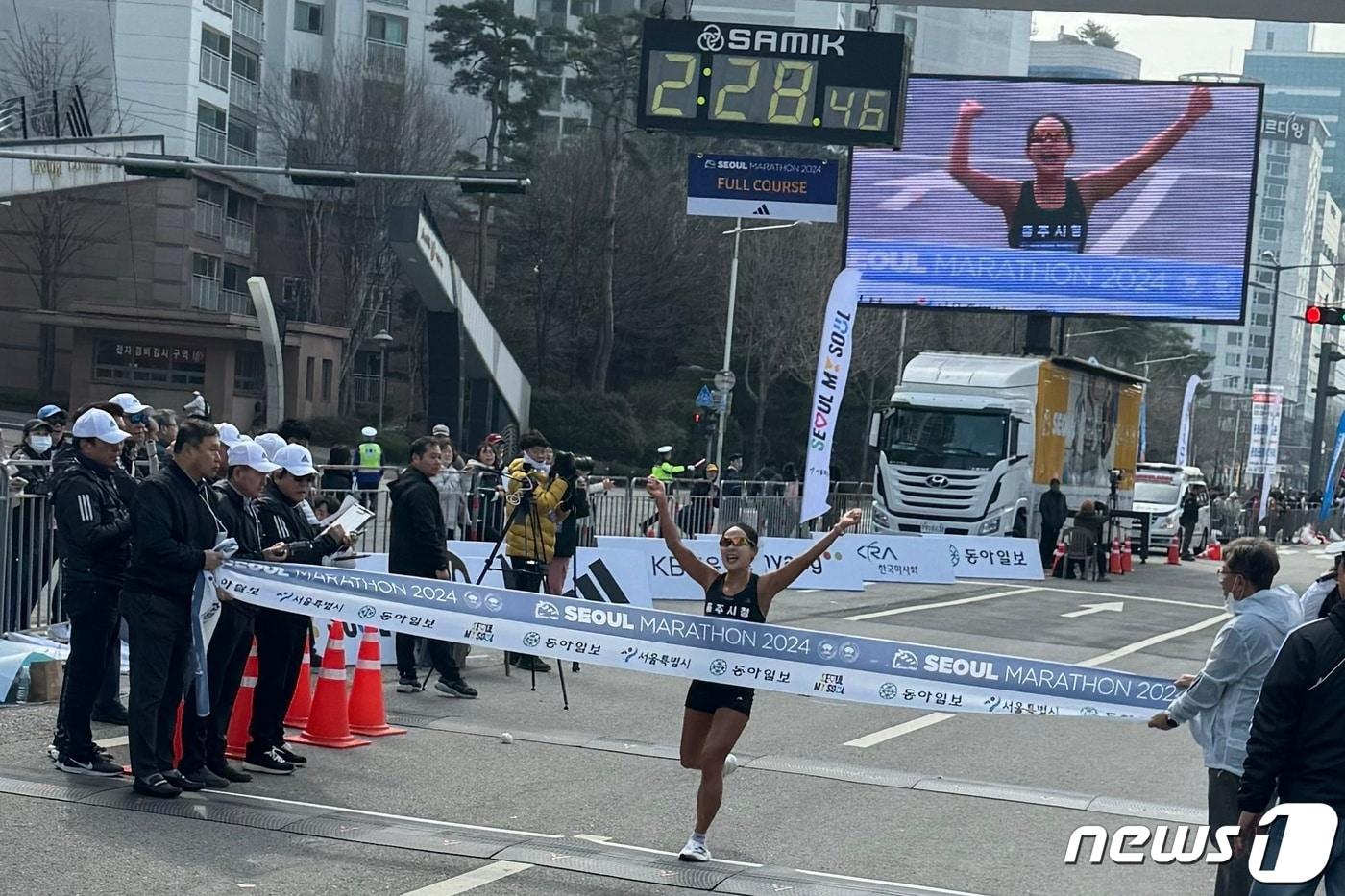  18일 충북 충주시는 직장운동경기부 육상팀 임예진이 2024 서울마라톤대회에서 우승을 차지했다고 밝혔다. 사진은 결승선 통과 모습.&#40;충주시 제공&#41;2024.3.18/뉴스1