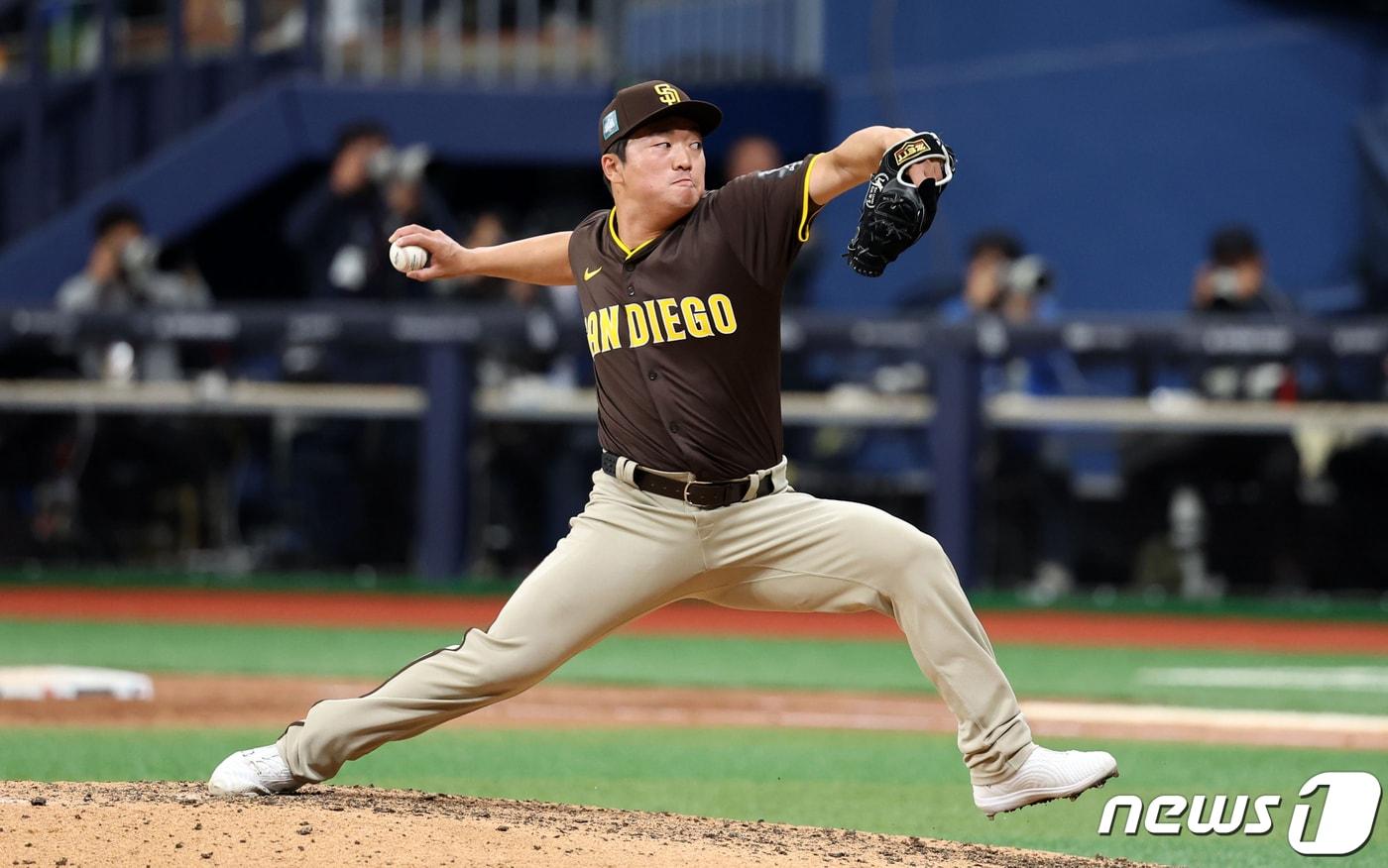 18일 서울 고척스카이돔에서 미국프로야구&#40;MLB&#41; 공식 개막시리즈를 앞두고 열린 LG 트윈스와 샌디에이고 파드리스의 스페셜 경기에서 샌디에이고 고우석이 9회말 마운드에 올라 역투하고 있다. &#40;공동취재&#41; 2024.3.18/뉴스1 ⓒ News1 박정호 기자