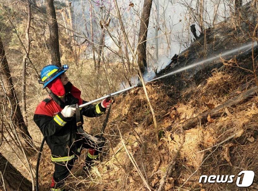 산불 진화 장면&#40;산림청 제공&#41;. 2024.3.18