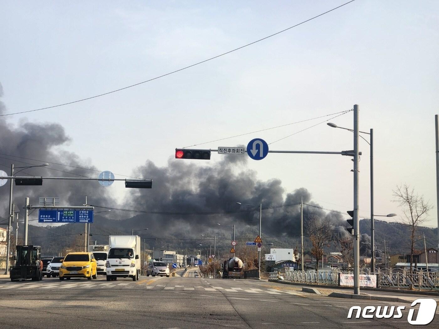 18일 오후 5시께 경기 양주시 만송동의 한 공장에서 불이 나 시커먼 연기가 하늘로 치솟고 있다. &#40;사진=독자제공&#41;.