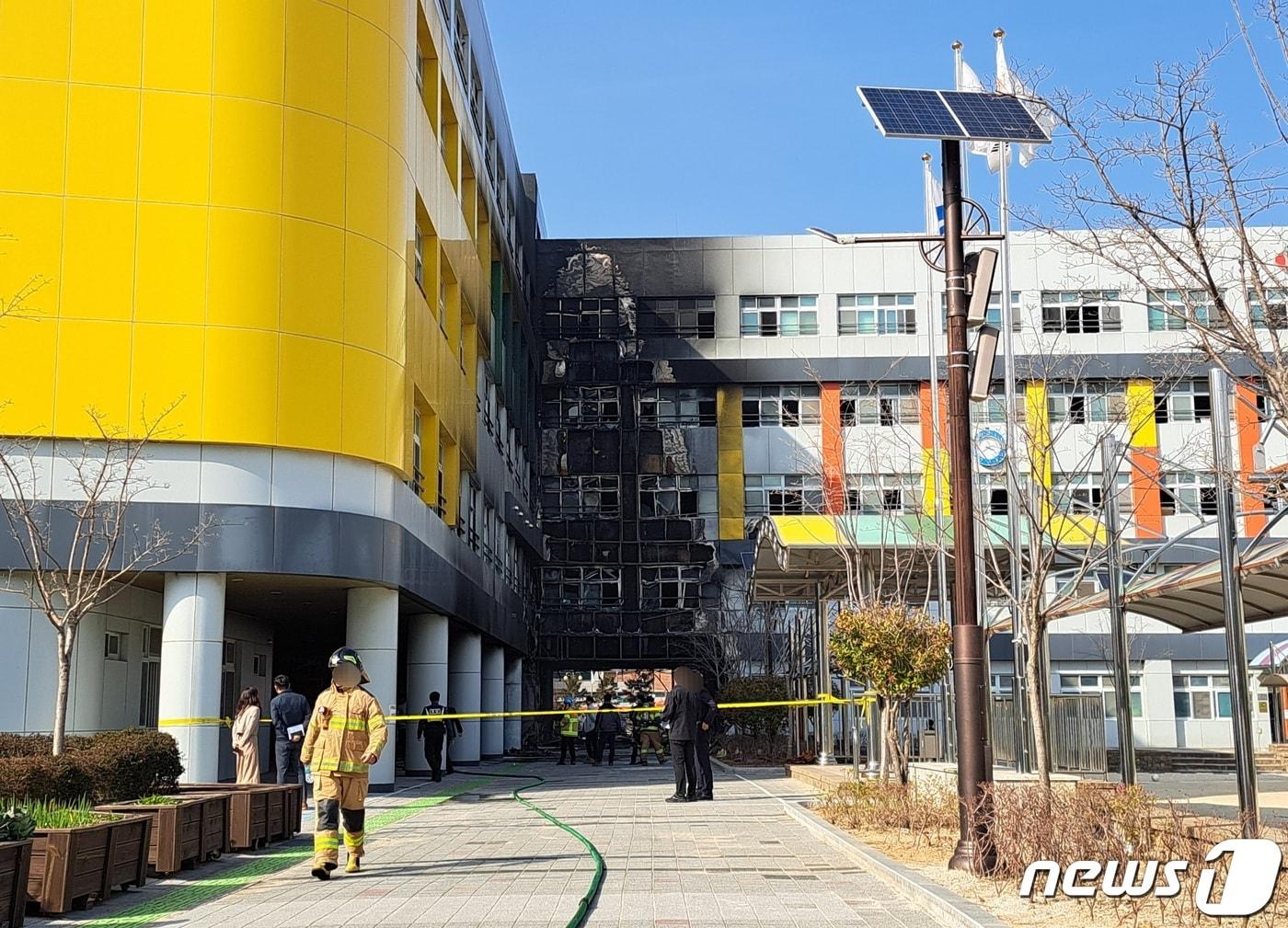 불에 탄 제석초 건물 외벽.2024.3.18/뉴스1 ⓒ News1 강미영 기자