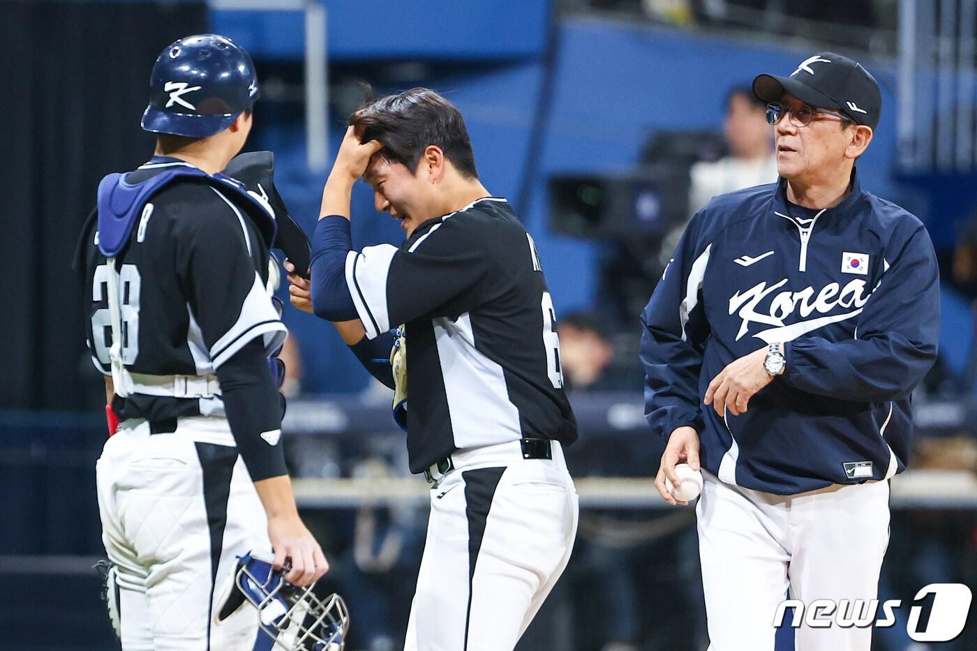 18일 오후 서울 구로구 고척스카이돔에서 미국프로야구&#40;MLB&#41; 공식 개막시리즈를 앞두고 열린 로스앤젤레스 다저스&#40;LA&#41;와 팀코리아의 경기, 6회말 무사 주자 없는 상황 팀코리아 김택연이 LA 다저스 테오스카 에르난데스와 제임스 아우트먼을 연속으로 삼진 처리한 뒤 더그아웃으로 내려가고 있다. &#40;공동취재&#41; 2024.3.18/뉴스1 ⓒ News1 김진환 기자