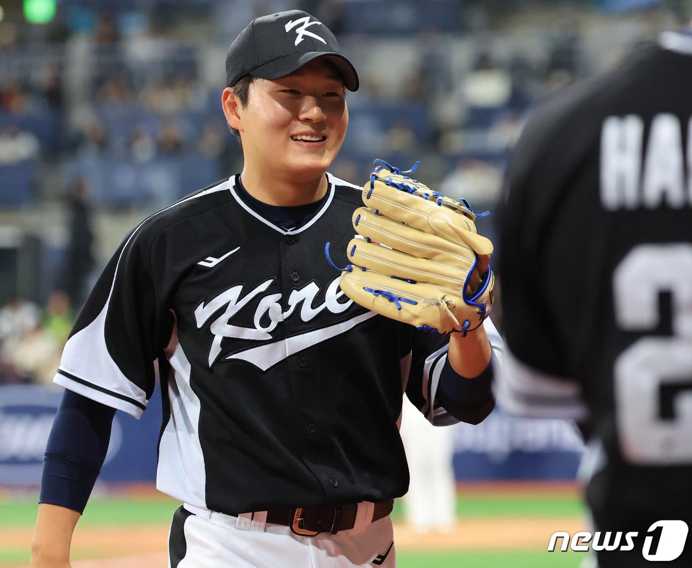 18일 오후 서울 구로구 고척스카이돔에서 미국프로야구&#40;MLB&#41; 공식 개막시리즈를 앞두고 열린 로스앤젤레스 다저스&#40;LA&#41;와 팀코리아의 경기, 6회말 무사 주자 없는 상황 팀코리아 김택연이 LA 다저스 테오스카 에르난데스와 제임스 아우트먼을 연속으로 삼진 처리한 뒤 환한 미소를 지으며 더그아웃으로 내려가고 있다. 2024.3.18/뉴스1 ⓒ News1 김진환 기자