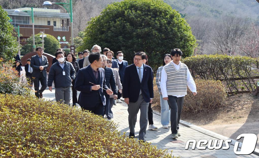 박형준 부산시장이 18일 오후 부산시청 푸른도시국 직원과 화명수목원을 둘러보고 있다&#40;부산시청 제공&#41;