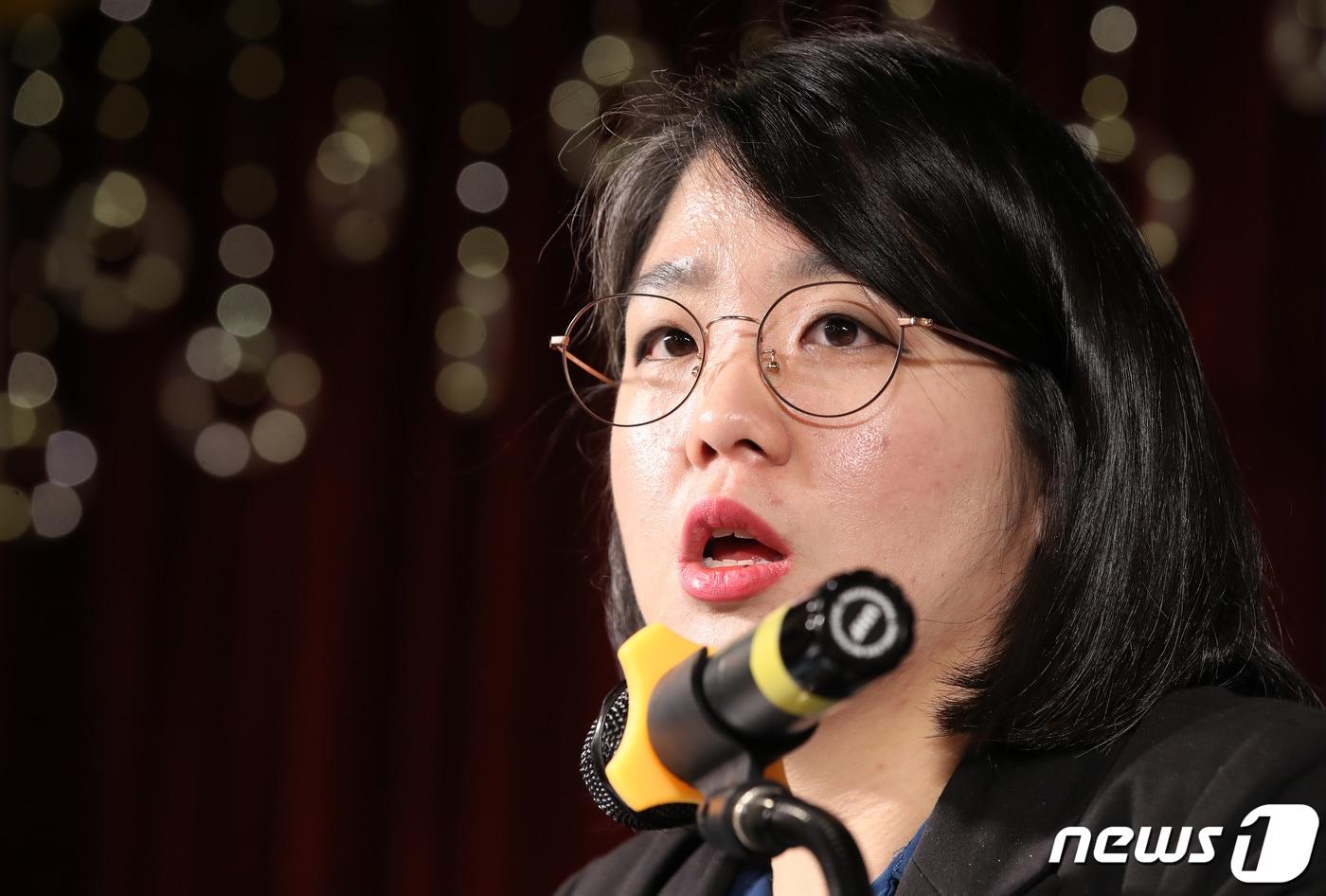 용혜인 더불어민주연합 의원이 19일 오전 대구 남구 이천동 대구아트파크에서 열린 아시아포럼21 주최 초청토론회에 참석해 취재진 질의에 답하고 있다. 2024.3.19/뉴스1 ⓒ News1 공정식 기자