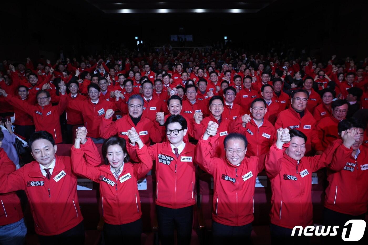 한동훈 국민의힘 총괄선대위원장이 19일 서울 여의도 국회에서 열린 제22대 총선 중앙선대위 발대식 및 공천자대회에서 공동선대위원장과 두 손을 들고 기념촬영을 하고 있다. 왼쪽부터 원희룡, 나경원 공동선대위원장, 한 총괄선대위원장, 윤재옥, 안철수 공동선대위원장. 2024.3.19/뉴스1 ⓒ News1 송원영 기자