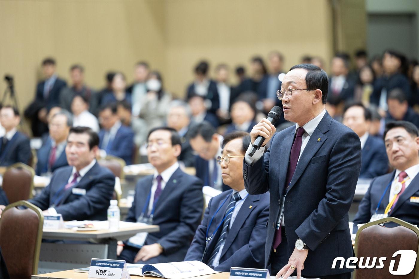 18일 정부세정컨벤션센터에서 열린 &#39;인구감소지역 정부-지자체 정책간담회&#39;에서 김덕현 연천군수가 수도권지역 인구소멸지역에 대한 정책적 배려를 건의하고 있다. &#40;연천군 제공&#41;