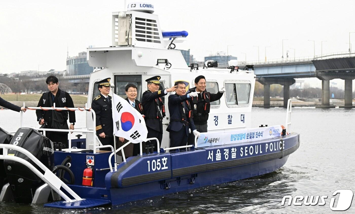  오세훈 서울시장이 19일 마포구 망원본대 계류장에서 열린 &#39;한강경찰대 순찰정 진수식&#39;을 마치고, 조지호 서울경찰청장, 김현기 서울시의회 의장 등 관계자들과 함께 기존보다 성능이 향상된 신형 순찰정을 타고 마포대교까지 이동하고 있다.. &#40;서울시 제공&#41; 