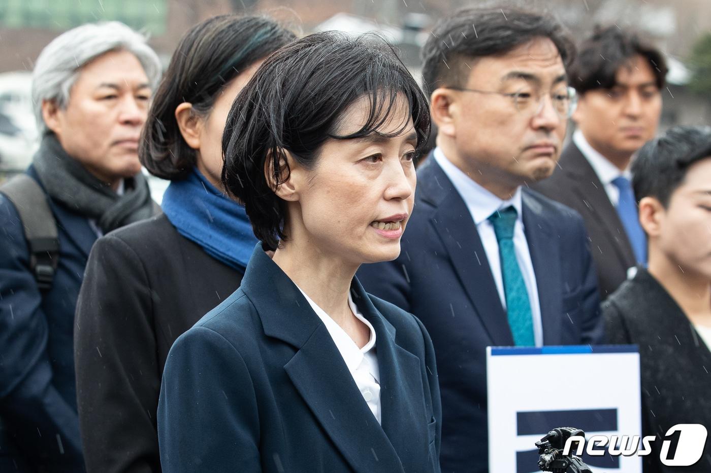 조국 조국혁신당 여성 비례1번 박은정 전 검사가 19일 용산 대통령실 앞에서 기자회견을 열고 윤석열 대통령이 &#39;민생토론회&#39;를 빙자해 관권선거운동을 하고 있다며 주장하며 중단을 촉구하고 있다. 2024.3.19/뉴스1 ⓒ News1 유승관 기자