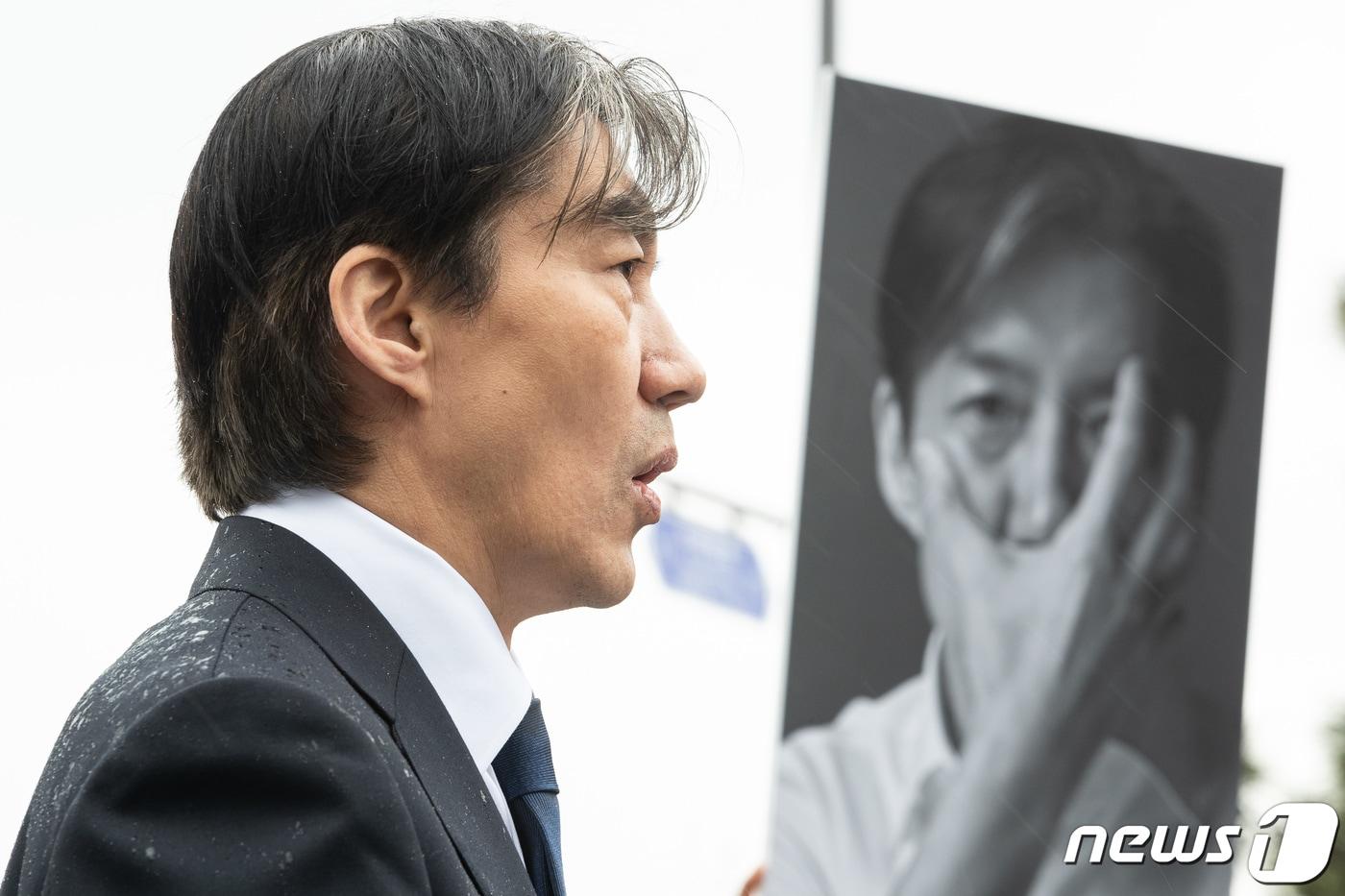 조국 조국혁신당 대표가 19일 용산 대통령실 앞에서 기자회견을 열고 윤석열 대통령이 &#39;민생토론회&#39;를 빙자해 관권선거운동을 하고 있다며 주장하며 중단을 촉구하고 있다. 2024.3.19/뉴스1 ⓒ News1 유승관 기자