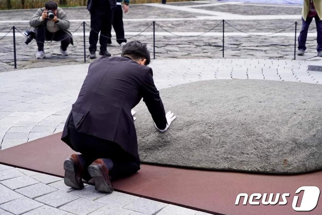 19일 오전 봉하마을을 방문해 절하는 박용진 더불어민주당 의원&#40;페이스북 갈무리&#41;