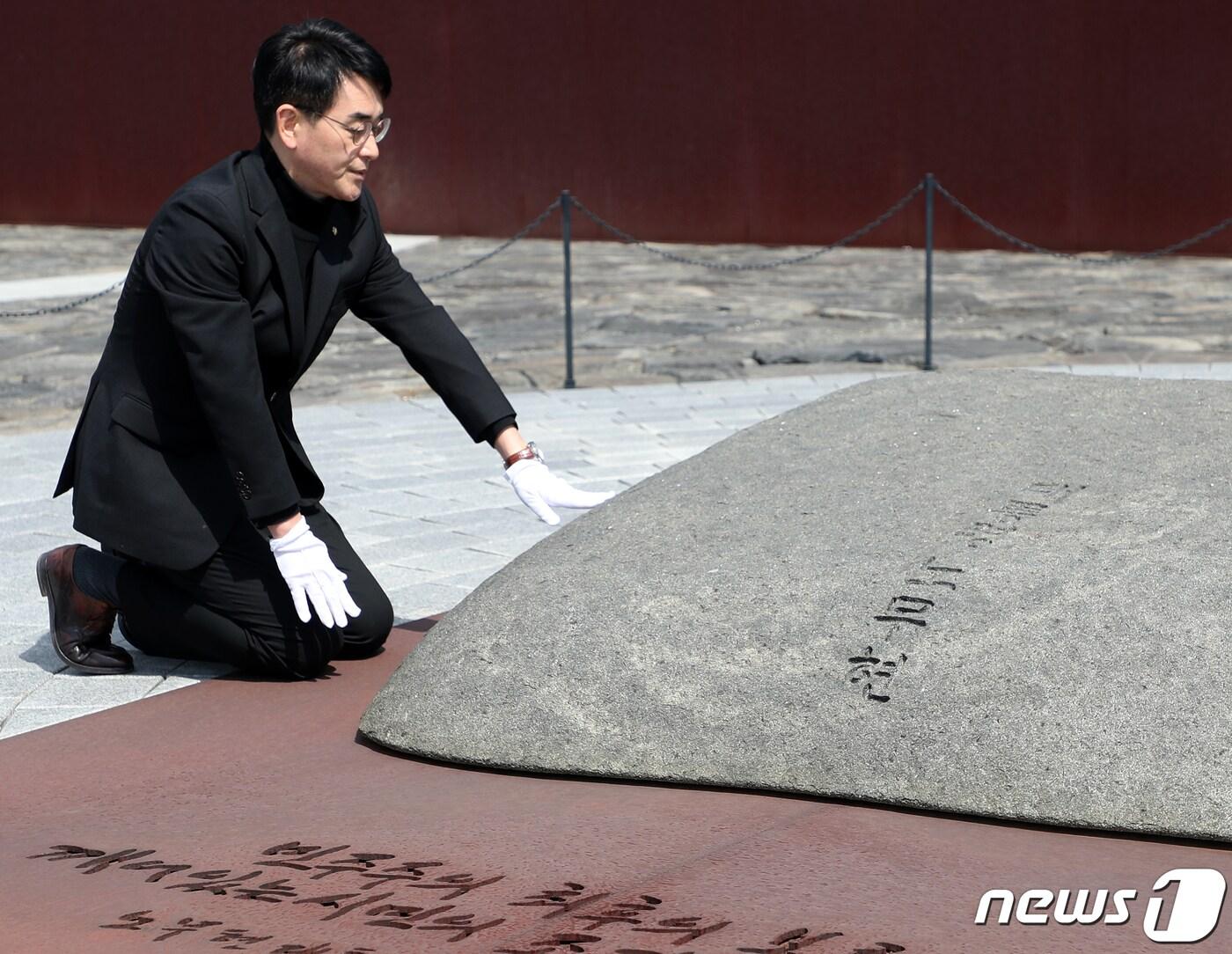 박용진 더불어민주당 의원이 19일 오후 경남 김해 시 진영읍 봉하마을을 찾아 고 노무현 전 대통령 묘역을 참배하고 있다. 박 의원은 정봉주 전 의원의 공천이 취소된 서울 강북을 지역구 후보 자리를 놓고 조수진 노무현재단 이사와 경선 중이다. 2024.3.19/뉴스1 ⓒ News1 윤일지 기자