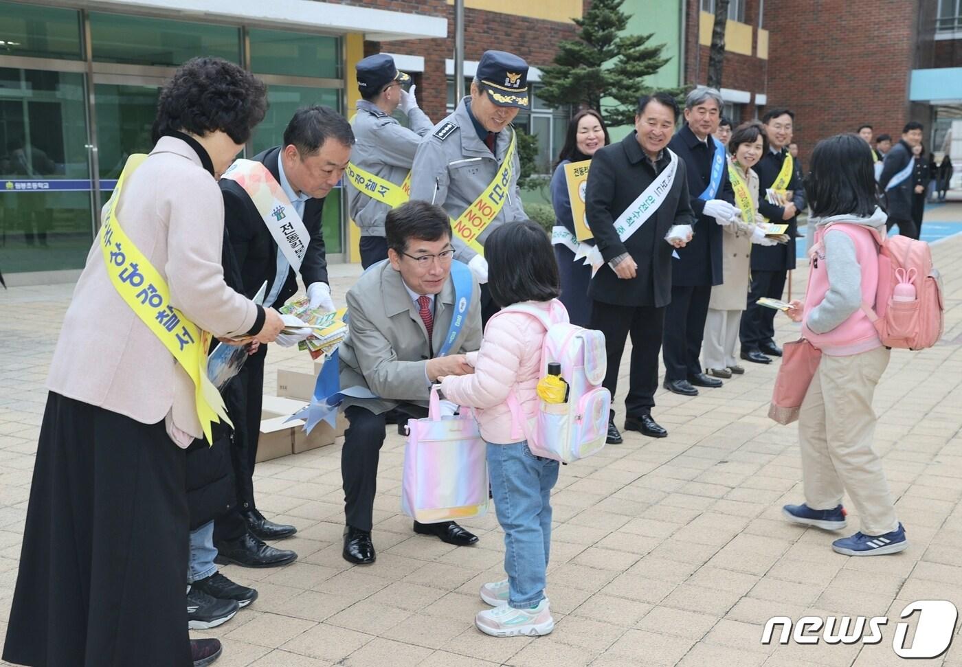 충북도교육청은 어린이 교통사고 예방과 안전한 교통문화 조성을 위해 원봉초등학교 어린이 자치회와 함께 &#39;등굣길 교통안전 캠페인&#39;을 19일 전개했다.&#40;충북교육청 제공&#41;/뉴스1