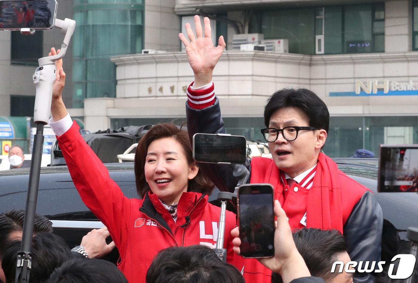 한동훈 전 국민의힘 비상대책위원장&#40;오른쪽&#41;과 나경원 의원 ⓒ News1 김민지 기자