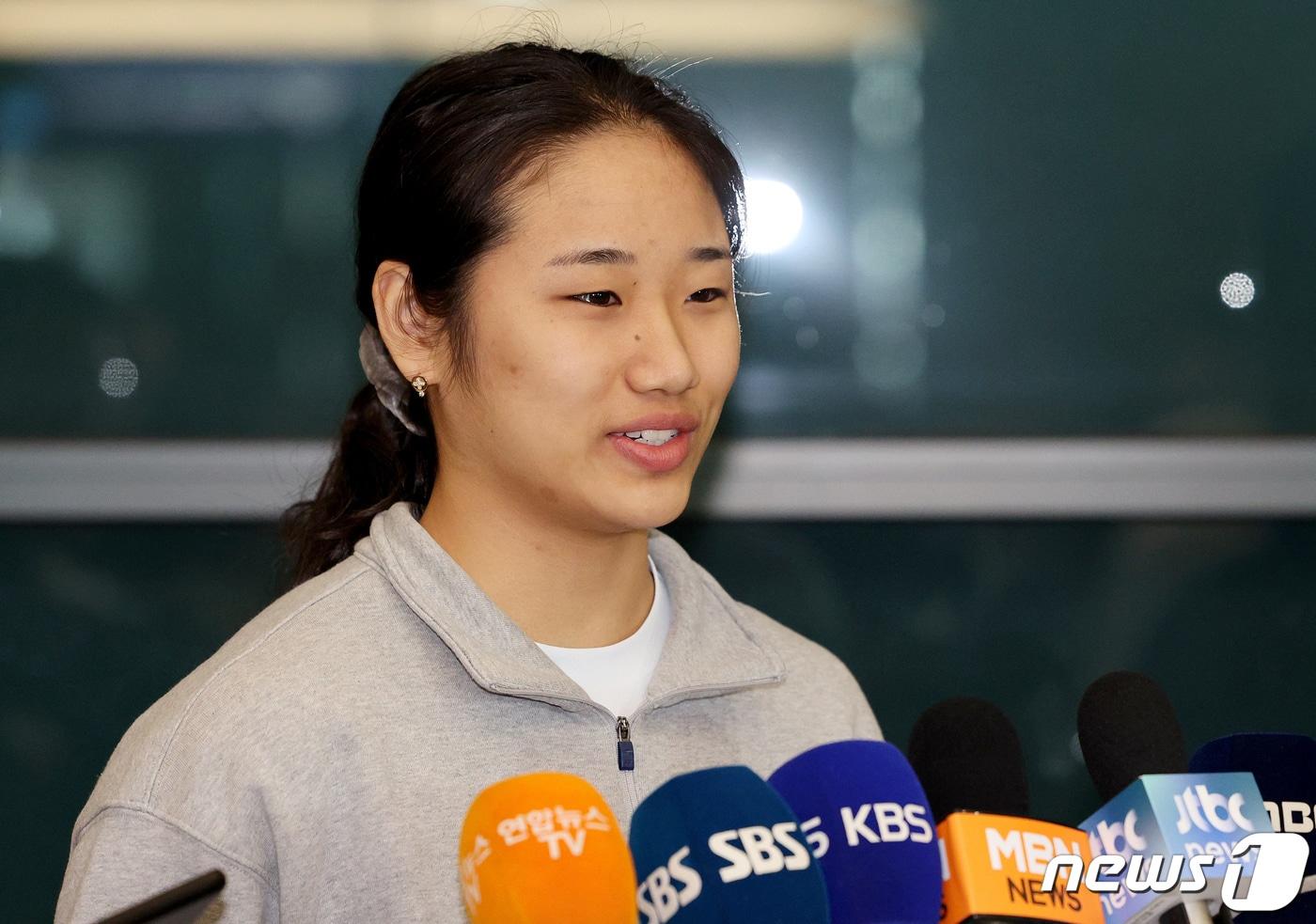 한국 배드민턴 간판 안세영이 19일 오후 인천국제공항 제1터미널을 통해 귀국한 뒤 취재진과 인터뷰하고 있다. 2024.3.19/뉴스1 ⓒ News1 장수영 기자