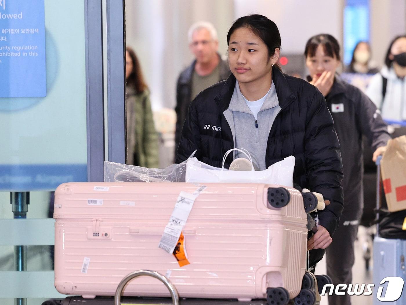 한국 배드민턴 간판 안세영이 19일 오후 인천국제공항 제1터미널을 통해 귀국하고 있다. 안세영은 영국 버밍엄에서 열린 전영오픈 여자 단식 4강전에서 허벅지 부상으로 일본의 야마구치 아카네에게 1대2로 패하며 대회를 마쳤다. 2024.3.19/뉴스1 ⓒ News1 장수영 기자