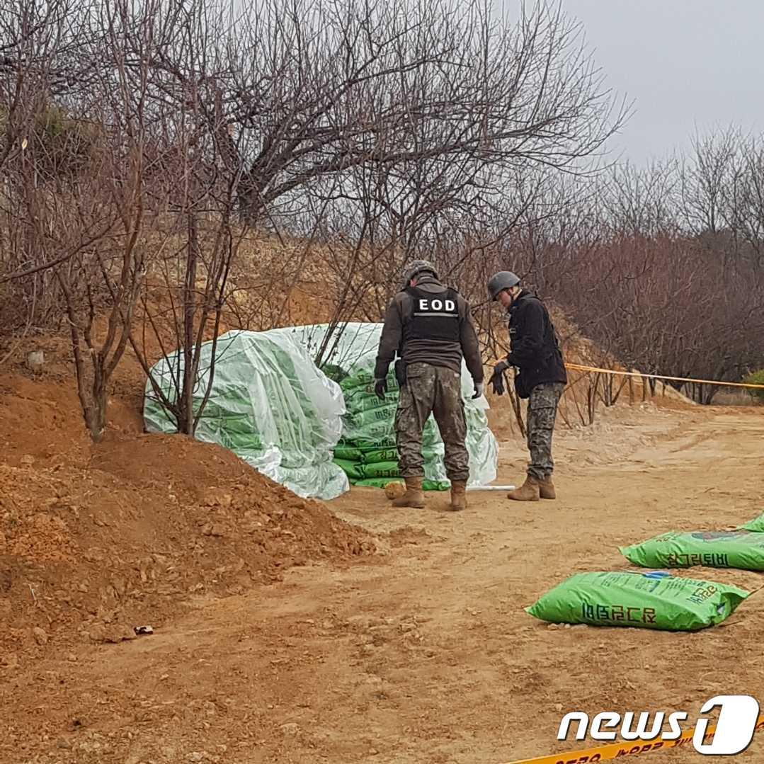 강원 춘천 금산리 밭에서 발견된 불발탄.&#40;강원도소방본부 제공&#41;