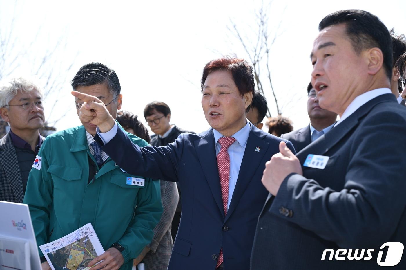 19일 박완수 경남지사가 경남 거제시 동부면 산촌간척지 일원의 한·아세안 국가정원 조성 예정지를 둘러보고 있다.&#40;거제시 제공&#41;