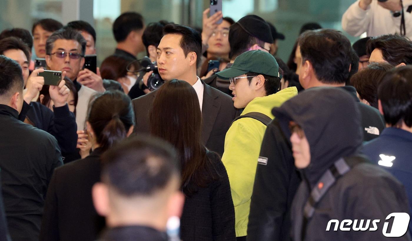 아시안컵 대표팀 불화 중심에 섰던 이강인이 19일 오후 인천국제공항 제2터미널을 통해 귀국하고 있다. 이강인은 2026 북중미 월드컵 아시아 2차 예선 태국 2연전에 대비한 첫 대표팀 훈련에 합류한다. 2024.3.19/뉴스1 ⓒ News1 장수영 기자