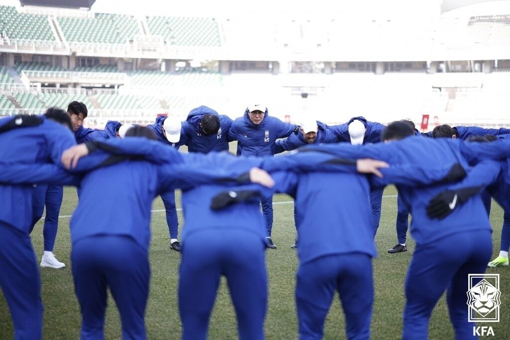 대한민국 축구 국가대표팀 황선홍 감독이 19일 고양종합운동장에서 2026 북중미 월드컵 아시아 2차 예선 태국전을 앞두고 진행된 비공개 훈련에서 선수들과 미팅하고 있다. &#40;대한축구협회 제공&#41; 2024.3.19/뉴스1 ⓒ News1 김성진 기자