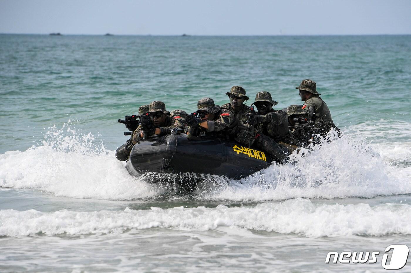 1일&#40;현지시간&#41; 태국 촌부리주 핫야오 해안 일대에서 열린 코브라 골드 연합훈련에서 대한민국 해병대 수색부대 장병들이 고속고무보트&#40;IBS&#41;를 이용해 침투하고 있다. &#40;해병대 제공&#41; 2024.3.2/뉴스1