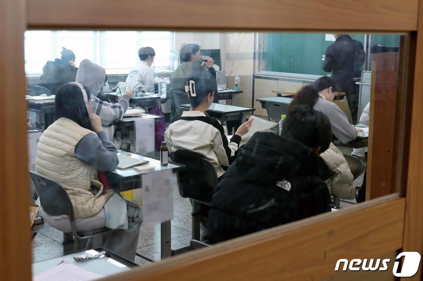 서울 강남구의 한 시험장에서 응시자들이 시험 시작을 기다리고 있다. &#40;인사혁신처 제공&#41; 2024.3.2/뉴스1