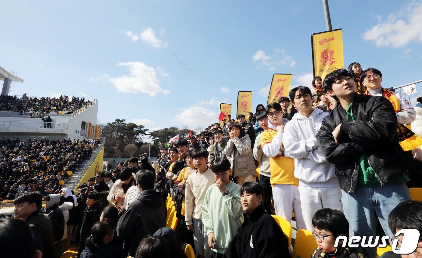 2일 오후 광주축구전용구장에서 열린 하나은행 K리그1 2024 1라운드 개막전 광주FC와 FC서울의 경기에서 광주 팬들이 경기를 보고 있다. 2024.3.2/뉴스1 ⓒ News1 박지현 기자