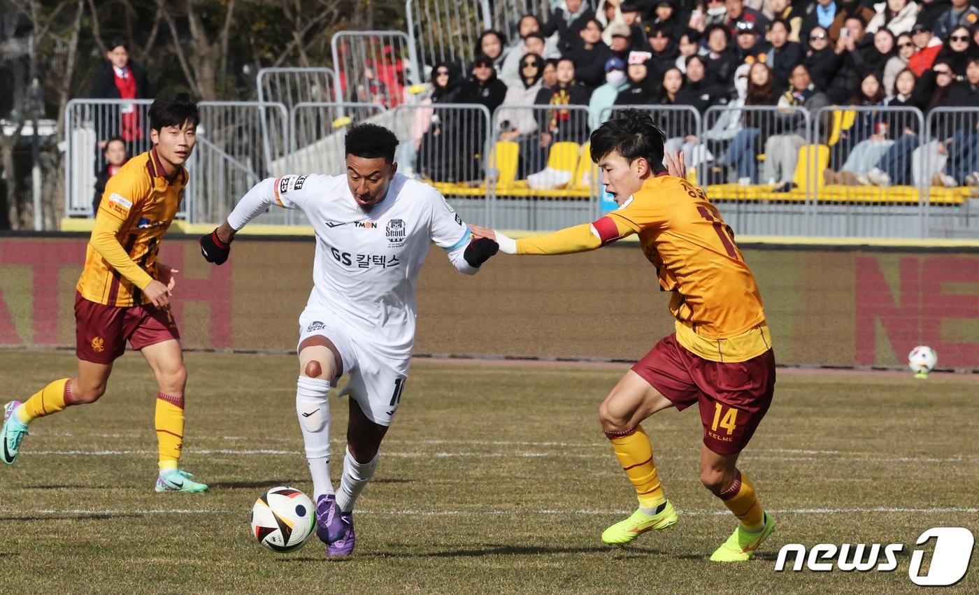 일 오후 광주축구전용구장에서 열린 하나은행 K리그1 2024 1라운드 광주FC와 FC서울의 후반전 경기에서 서울 린가드가 수비를 뚫고 돌파하고 있다. 2024.3.2/뉴스1 ⓒ News1 김태성 기자