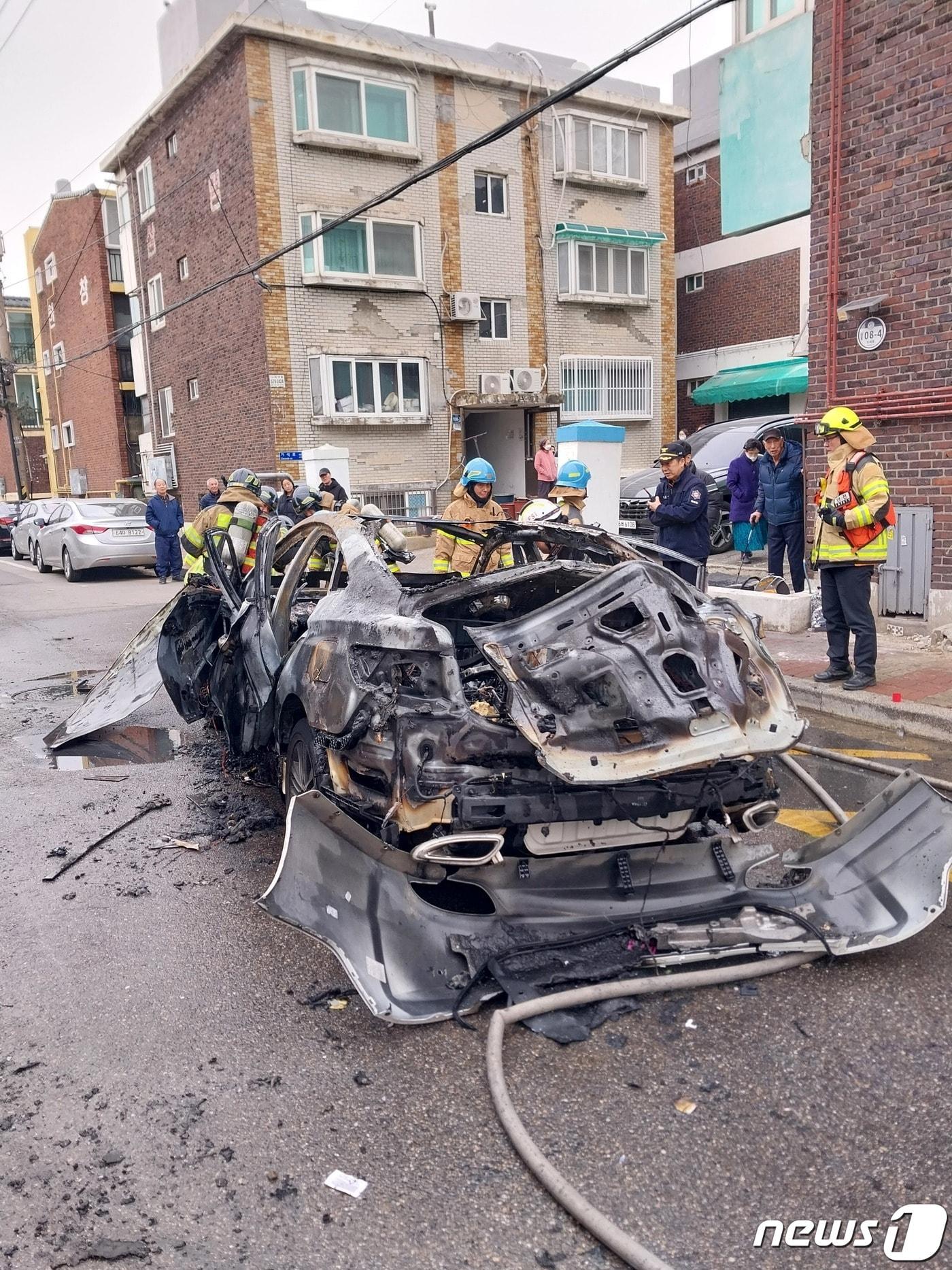 지난달 28일 오후 4시17분께 인천시 서구 가좌동의 한 도로에서 주행 중이던 쏘나타 차량에서 불이났다. 사진은 20대 남성 운전자 A 씨가 방치한 차량.&#40;인천소방본부 제공&#41; ⓒ News1 이시명 기자