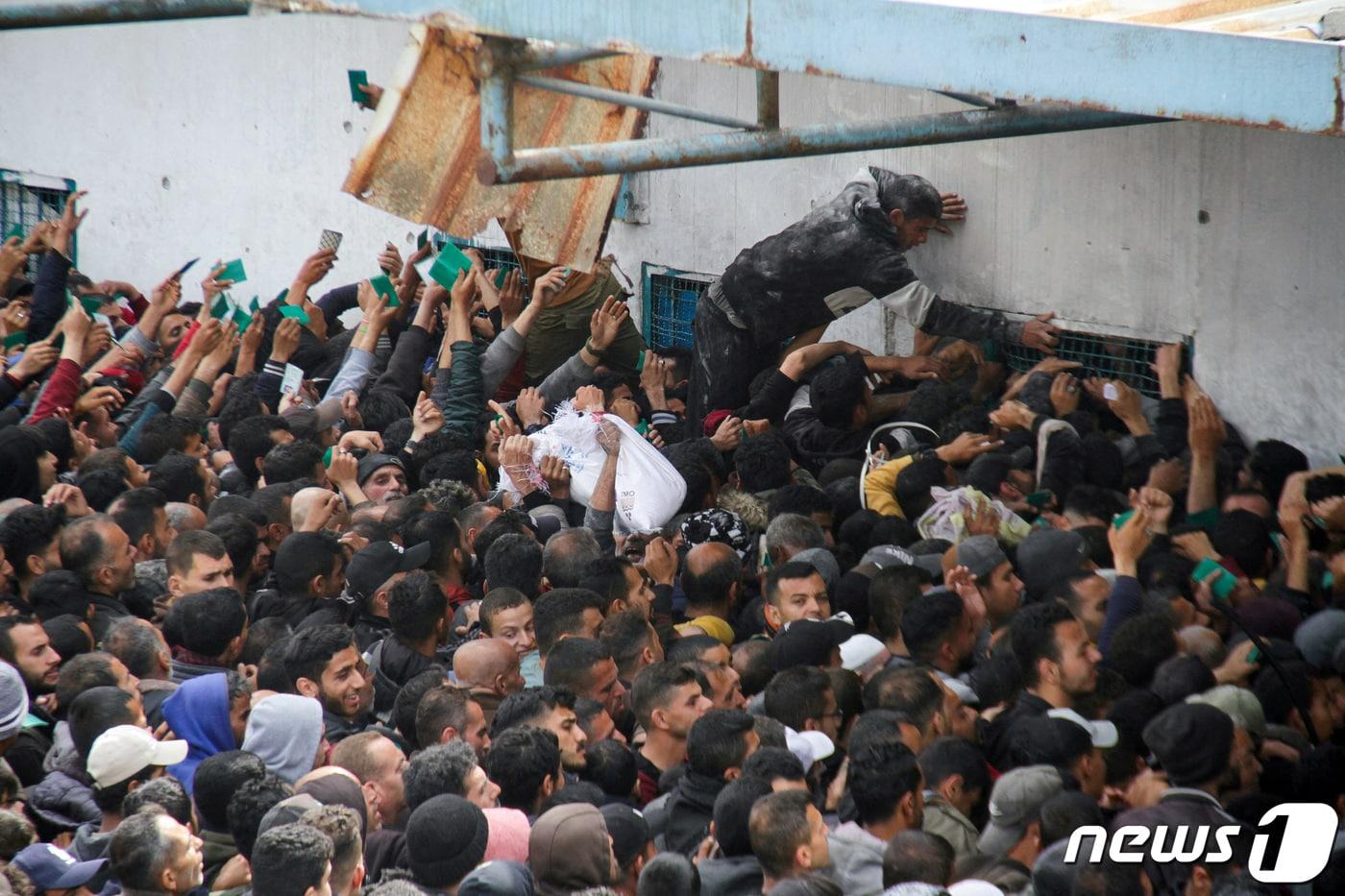 18일&#40;현지시간&#41; 가자지구 가자시티에서 위기 수준의 기아에 직면한 팔레스타인인들이 UNRWA 창고에 구호물자를 받기 위해 구름떼처럼 모여들었다. 2024.03.18/ ⓒ 로이터=뉴스1 ⓒ News1 권진영 기자