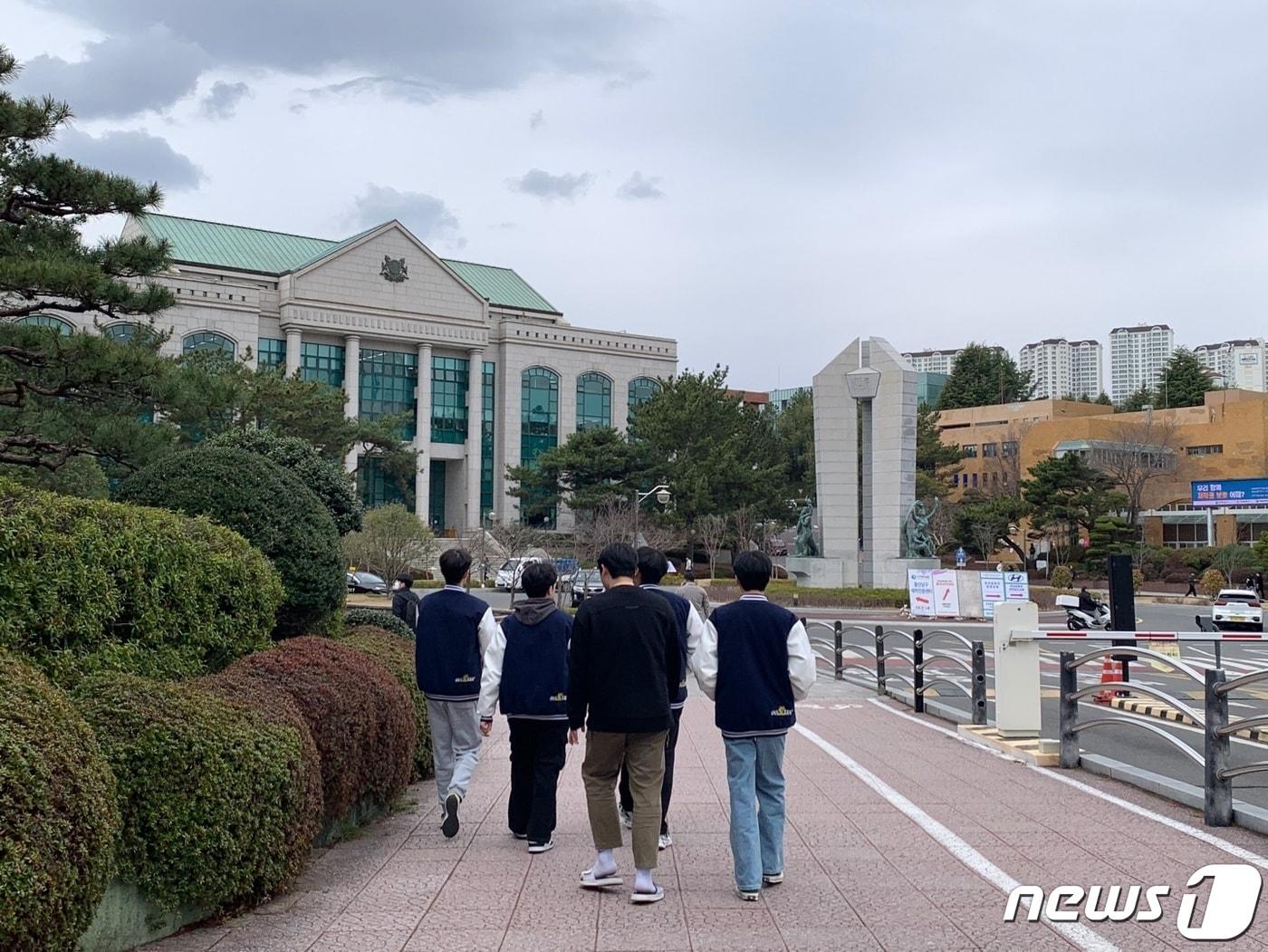 지난 19일 오전 울산 남구 무거동 울산대학교에서 학생들이 등교하고 있다. ⓒ News1 김세은 기자