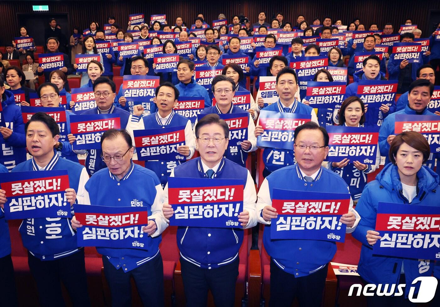 이재명 더불어민주당 대표와 이해찬, 김부겸 상임공동선대위원장 등이 20일 서울 여의도 국회 도서관에서 열린 &#39;서울특별시당 선거대책위원회 출범식&#39;에서 손 피켓을 들고 구호를 외치고 있다. 2024.3.20/뉴스1 ⓒ News1 송원영 기자