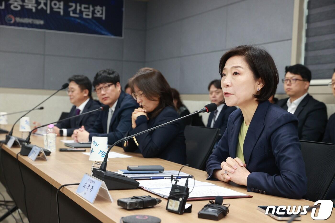 오영주 중소벤처기업부 장관이 충북 청주 유진테크놀로지에서 열린 지역특화 프로젝트 &#39;레전드 50+&#39; 충북지역 간담회에서 인사말을 하고 있다. &#40;중소벤처기업부 제공&#41;